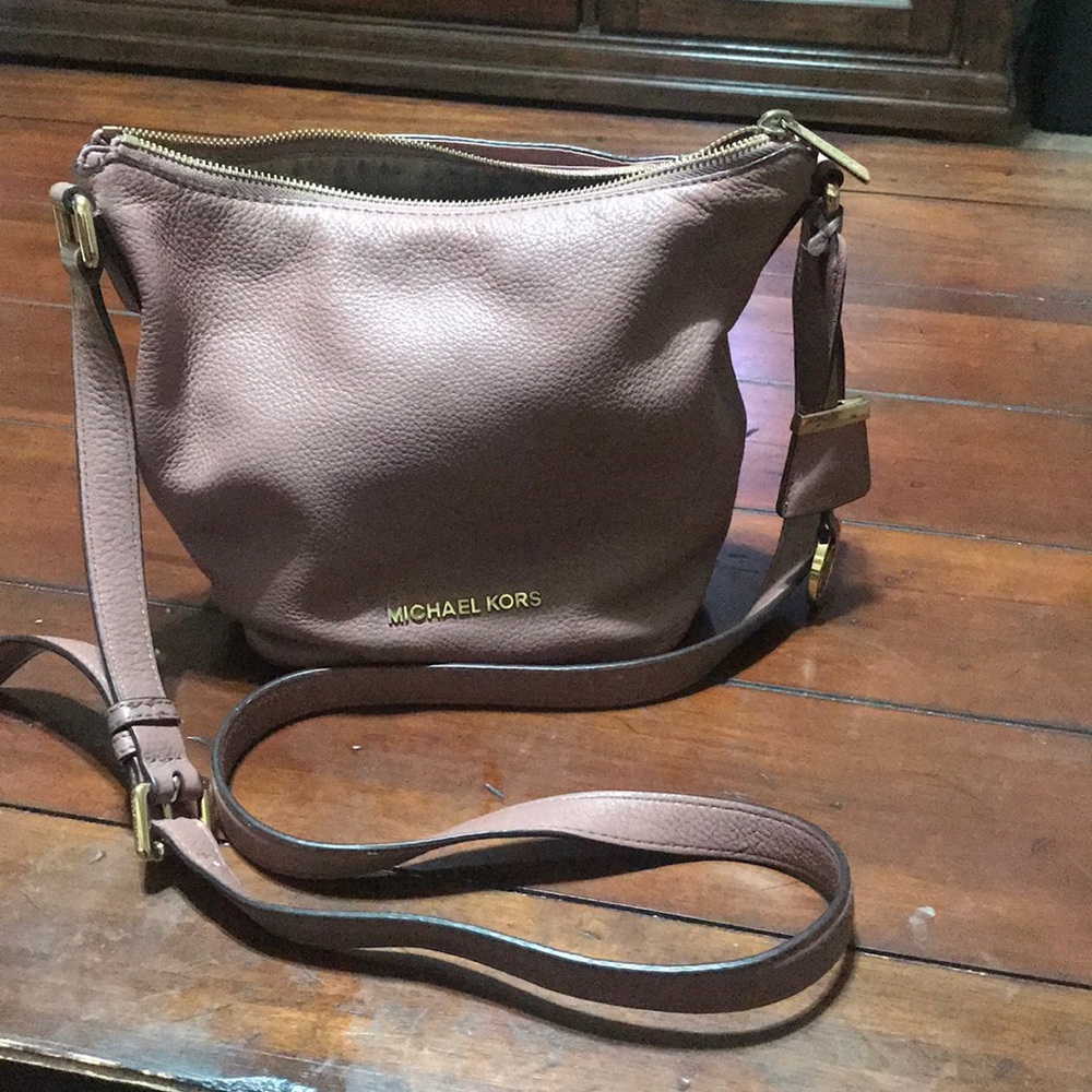USED— AUTHENTIC MICHEAL KORS DUSTY ROSE CROSSBODY - Picture 2 of 8